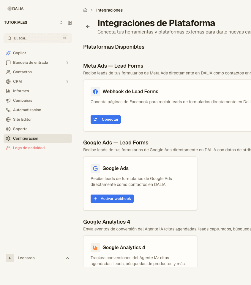 Integraciones de plataforma, junto a la fila de webhooks en Ajustes